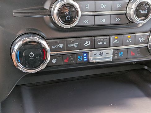 Used 2024 Ford F150 Platinum image 32