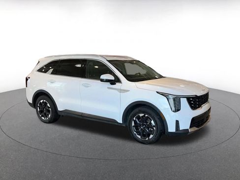 Used 2024 Kia Sorento S image 2