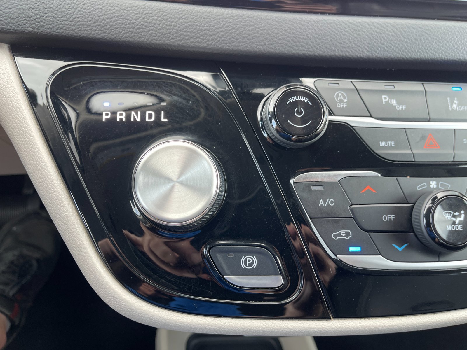 Used 2024 Chrysler Pacifica Touring-L FWD image 25