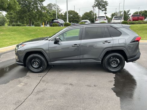 Used 2021 Toyota RAV4 LE FWD image 10