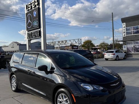 Used 2023 Chrysler Voyager LX image 3