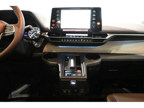 Used 2024 Toyota Sienna Platinum FWD image 24