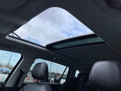 Used 2022 Volkswagen Tiguan SE image 10