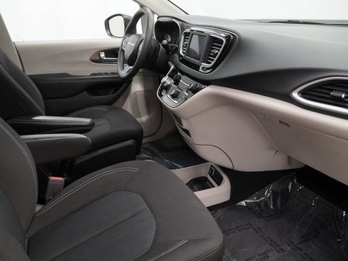 Used 2023 Chrysler Voyager LX image 44