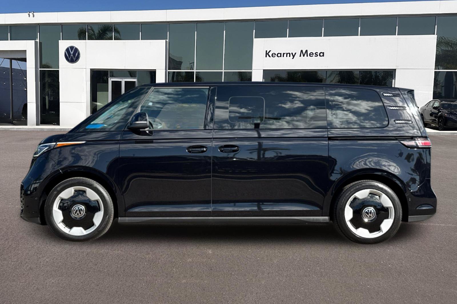 Used 2025 Volkswagen ID. Buzz Pro S RWD image 7