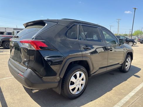 Used 2019 Toyota RAV4 LE image 5