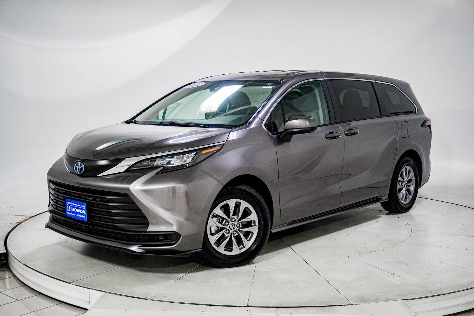 Used 2024 Toyota Sienna LE FWD image 1