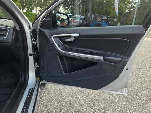 Used 2018 Volvo V60 T5 Cross Country image 27