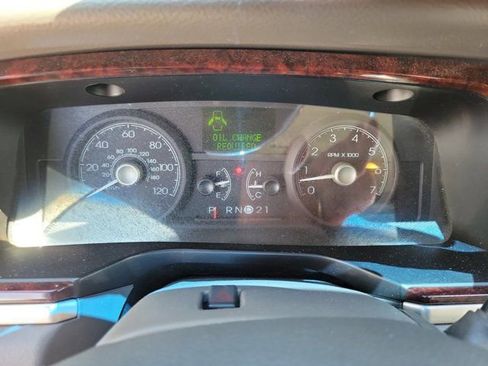 Used 2011 Lincoln Town Car Signature Limited RWD image 27