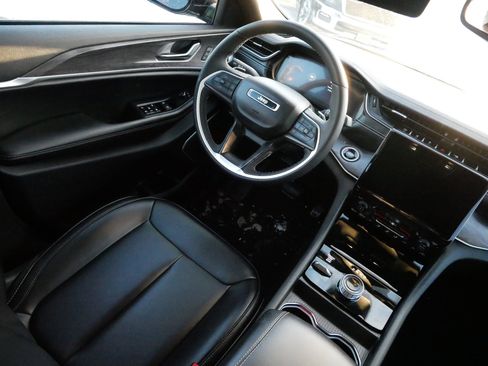 Used 2024 Jeep Grand Cherokee L Limited w/ Black Appearance Package image 10