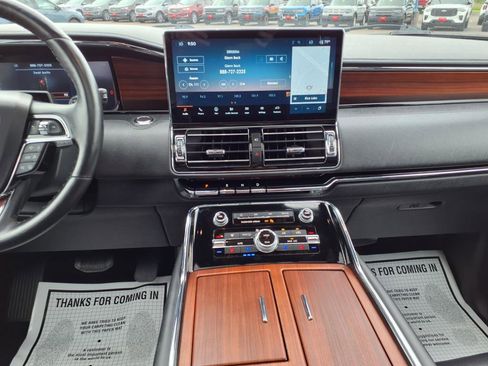 Used 2024 Lincoln Navigator Premiere image 13