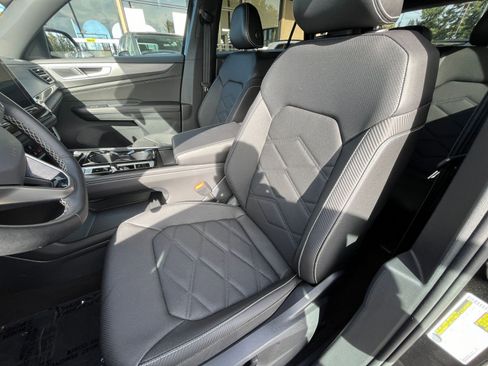 Used 2025 Volkswagen Atlas Cross Sport SE image 36