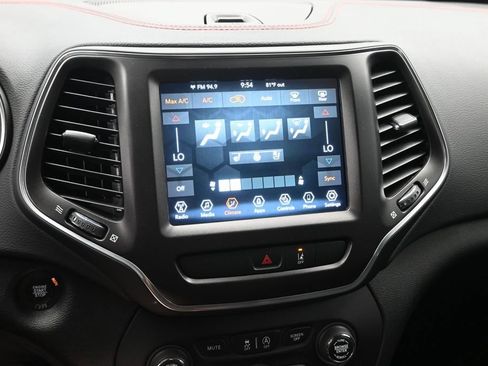 Used 2022 Jeep Cherokee Trailhawk w/ Premium Leather Package AWD/4WD image 16