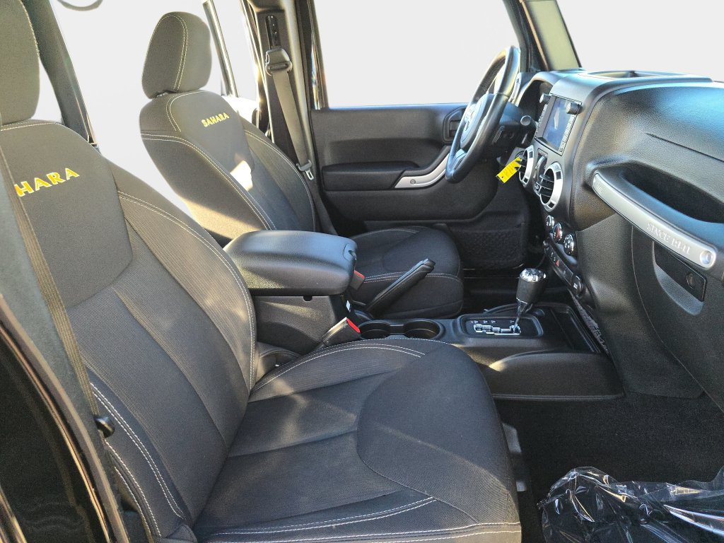 Used 2015 Jeep Wrangler Unlimited Sahara w/ Connectivity Group AWD/4WD image 12