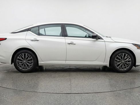 Used 2025 Nissan Altima 2.5 SV FWD image 11