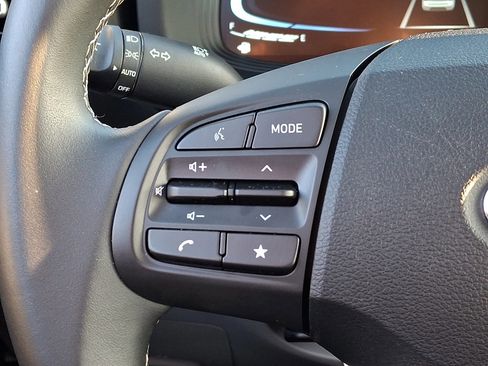 Used 2025 Hyundai Venue SEL image 21