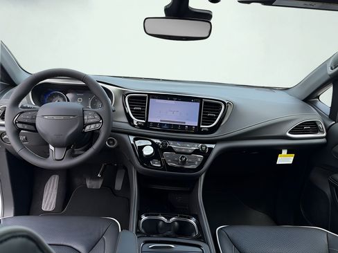 New 2027 Chrysler Pacifica Limited FWD image 18