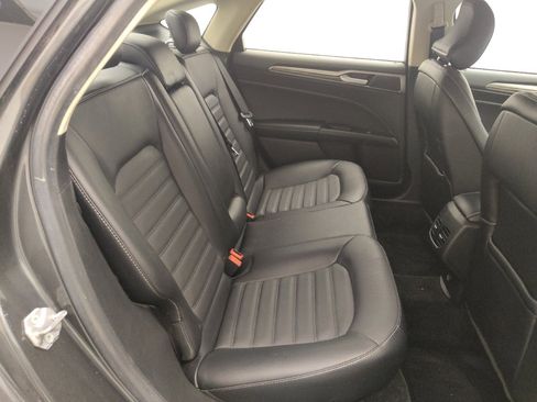 Used 2017 Ford Fusion SE w/ Fusion SE Technology Package image 19