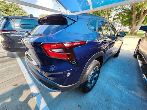 Used 2024 Chevrolet Trax LT w/ Driver Confidence Package FWD image 5