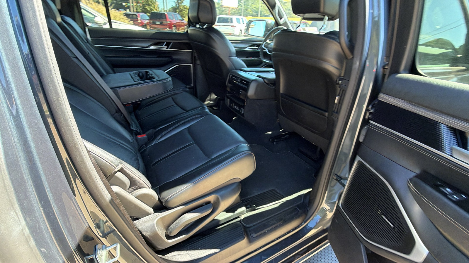 Used 2024 Jeep Wagoneer L Series II w/ Flexible Seating Group AWD/4WD image 21