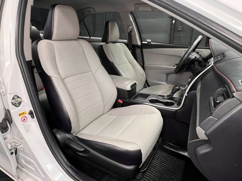 Used 2017 Toyota Camry SE image 4