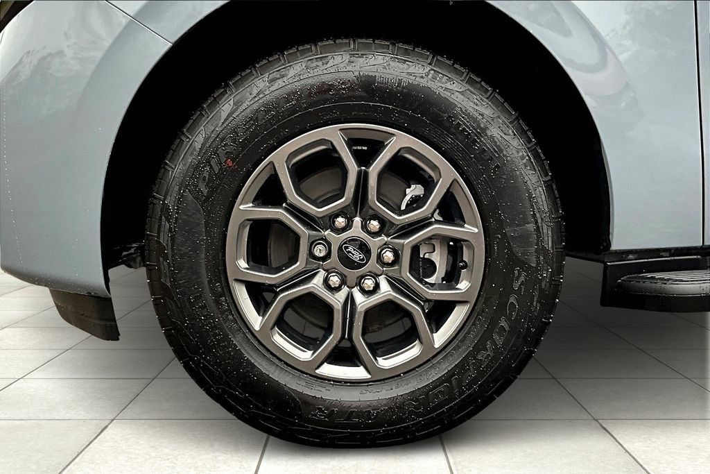 Used 2025 Ford Expedition Active AWD/4WD image 9