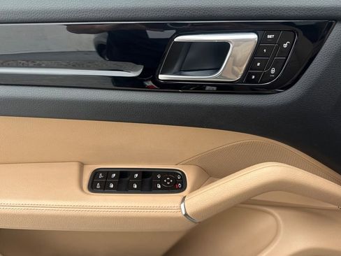 Used 2019 Porsche Cayenne AWD/4WD image 10