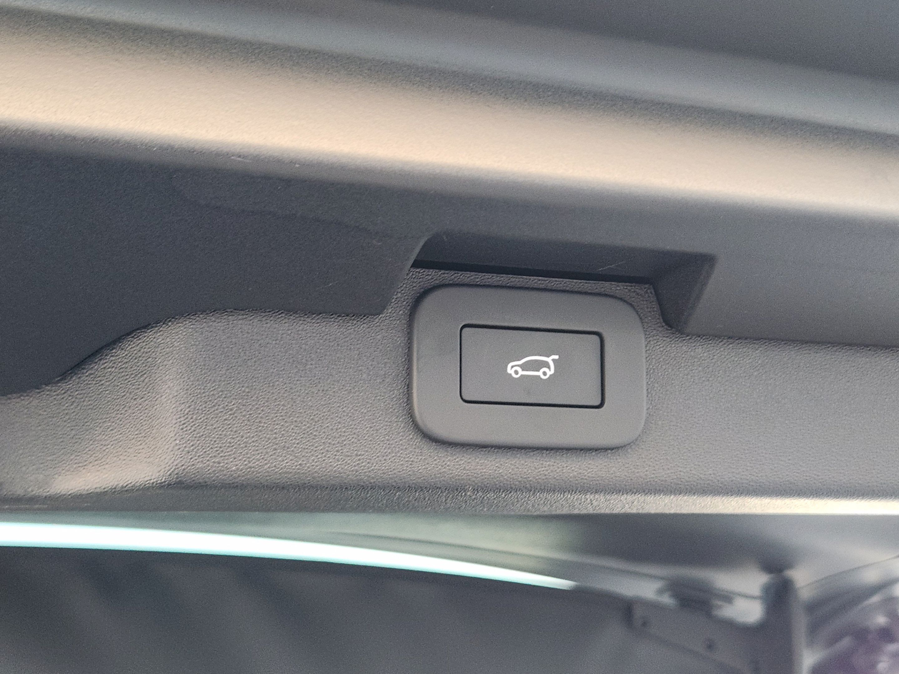 Certified 2025 Land Rover Discovery S AWD/4WD image 31