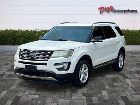 Used 2016 Ford Explorer XLT w/ Equipment Group 202A FWD image 4