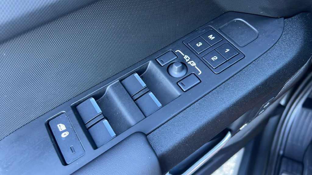 Used 2025 Land Rover Defender 110 X AWD/4WD image 23