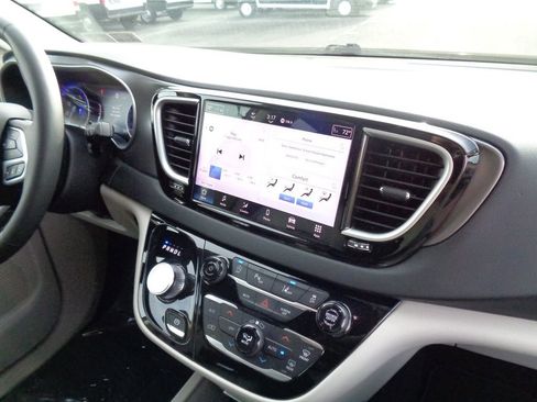 Certified 2024 Chrysler Pacifica Touring-L image 17