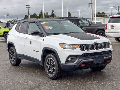 Used 2025 Jeep Compass Trailhawk image 5