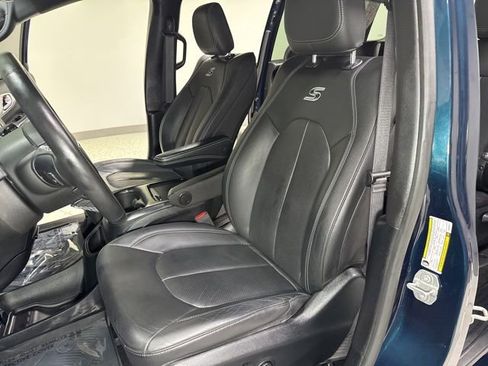 Used 2021 Chrysler Pacifica Touring-L w/ S Appearance Package FWD image 16