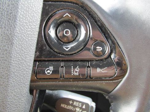 Used 2021 Toyota Prius XLE image 17