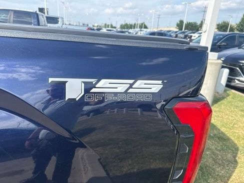 Used 2022 Toyota Tundra SR5 w/ SR5 Convenience Package AWD/4WD image 7