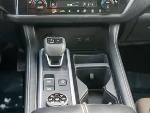 Used 2024 Nissan Pathfinder SL w/ Black Appearance Package image 17