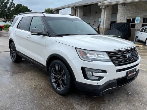 Used 2017 Ford Explorer XLT w/ Equipment Group 202A FWD image 3