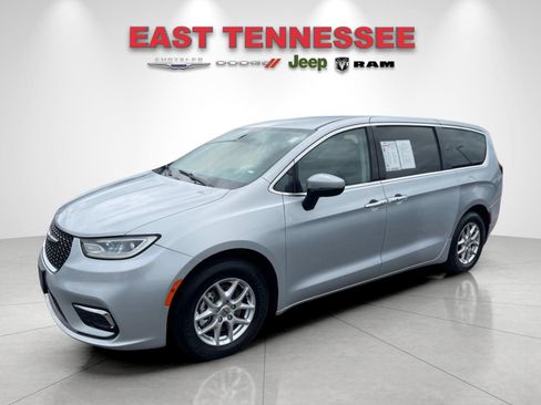 Used 2023 Chrysler Pacifica Touring-L FWD image 7