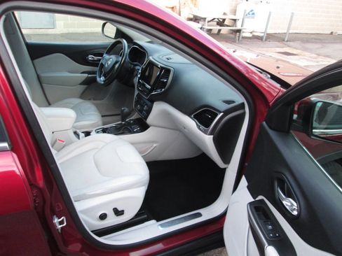 Used 2019 Jeep Cherokee Limited image 19