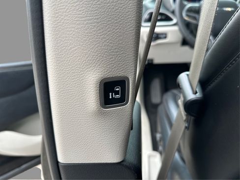 Used 2023 Chrysler Pacifica Touring-L FWD image 28