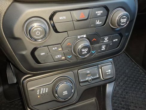 Used 2022 Jeep Renegade Latitude w/ Sun/Sound Group image 22