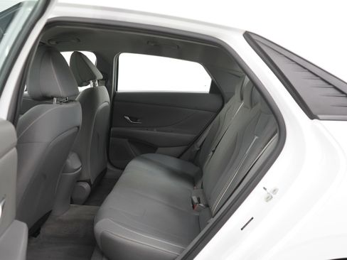 Used 2022 Hyundai Elantra SEL image 17