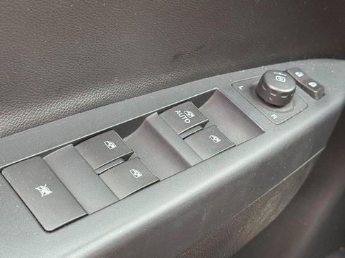 Used 2013 Chevrolet Captiva Sport LTZ FWD image 21