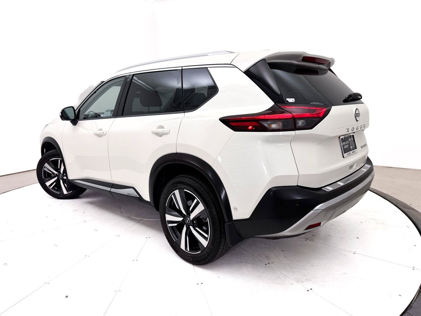 Used 2023 Nissan Rogue Platinum w/ Platinum Premium Package FWD image 2
