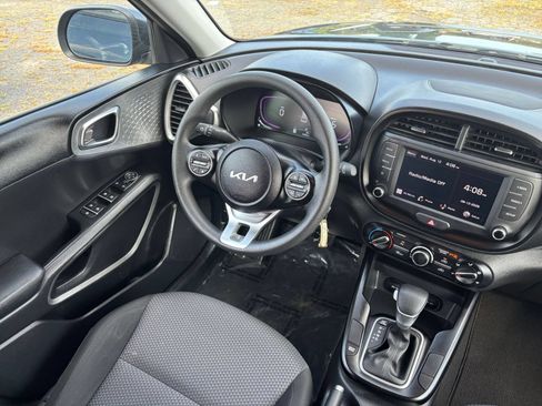 Used 2025 Kia Soul LX w/ LX Technology Package FWD image 29