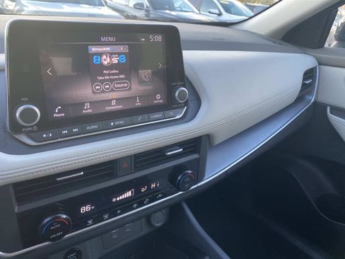 Used 2024 Nissan Rogue SV image 32