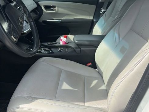 Used 2018 Toyota Avalon Limited image 2