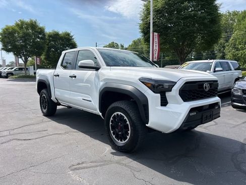 Used 2024 Toyota Tacoma TRD Off-Road AWD/4WD image 4