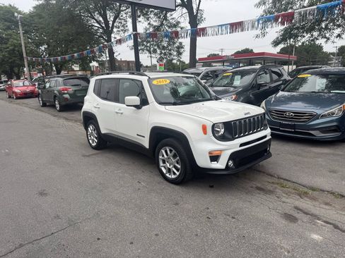 Used 2019 Jeep Renegade Latitude FWD image 2