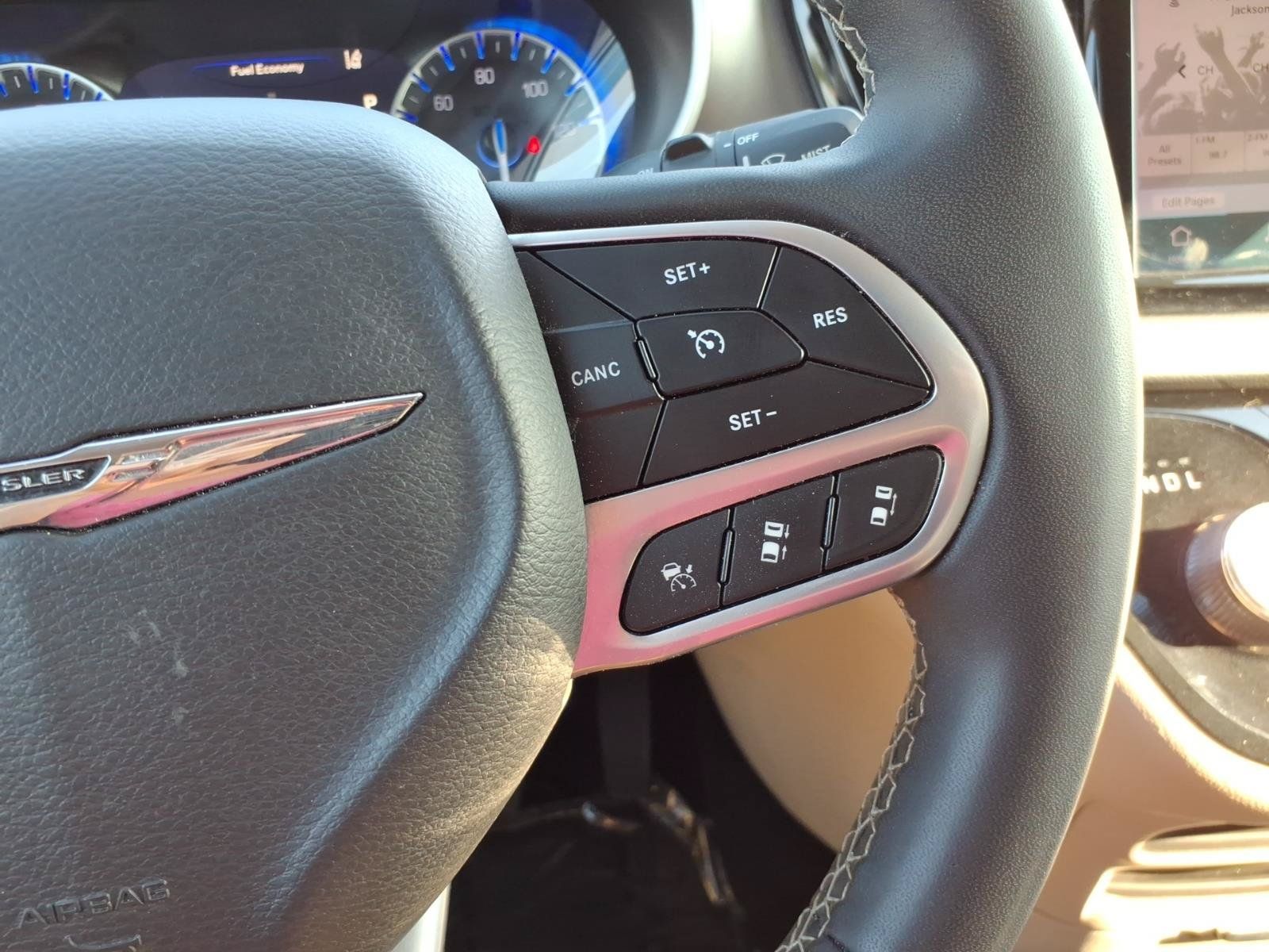 Used 2024 Chrysler Pacifica Touring-L FWD image 19